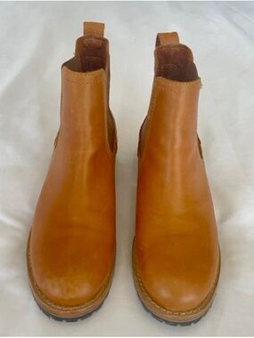 Women’s Chelsea Boots in Tan Leather Patina brand size 9.5